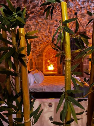 una habitación con una cama con una chimenea en AREV OTEL, en Mardin