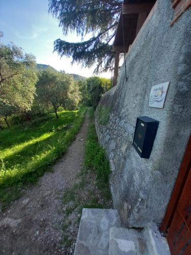 Una scatola di ghiandole su un muro di pietra vicino a un sentiero di Casa Vacanze VERDE MARE RELAX a La Spezia