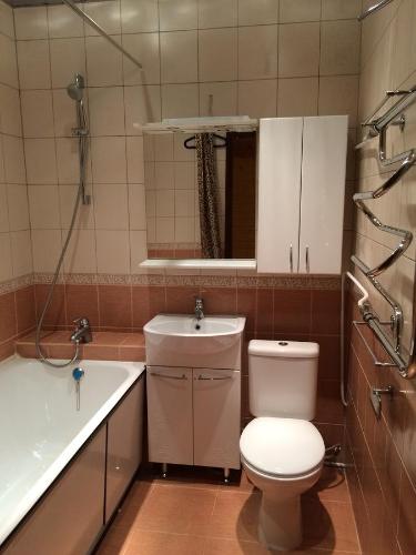 ペテルゴフにあるHoliday Home na Suvorovskoyのバスルーム(トイレ、洗面台、バスタブ付)