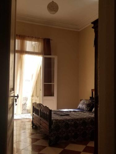 um quarto com uma cama em frente a uma janela em Iwaren appartement em Orão