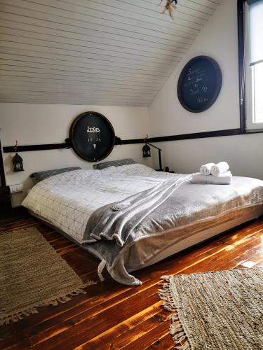 una camera con un letto con due orologi sul muro di Solarna Eko Vila a Divčibare