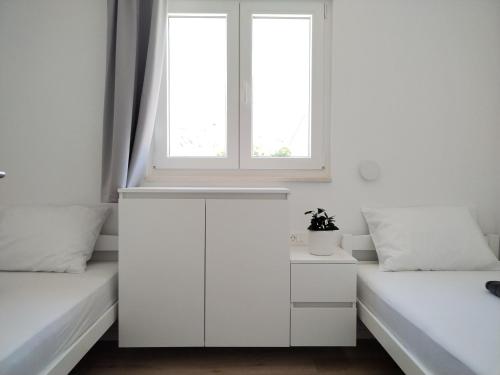 Modern Two Bedroom Apartment with Spacious Seaview Terrace and Free Parking