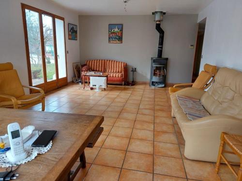 - un salon avec un canapé et une table dans l'établissement Villa dans vaste jardin arboré, à Aix-les-Bains