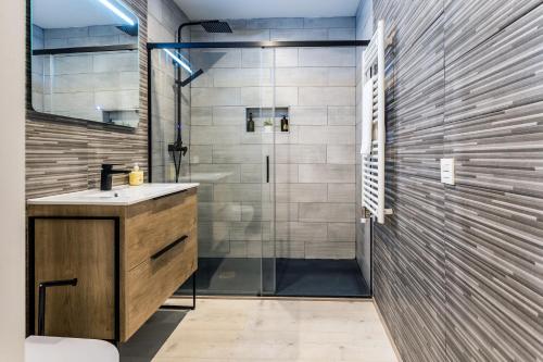 La salle de bains est pourvue d'une douche et d'un lavabo. dans l'établissement BaruHaus Estrella Mansilla, à Mansilla de las Mulas