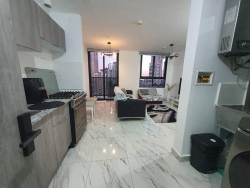 una cucina e un soggiorno con pavimenti in marmo bianco di Condo 1100 with pool a Città di Panama