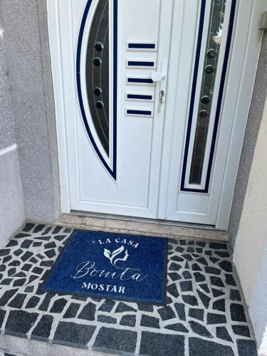 モスタルにあるBonita Apartmentsのボストン・メイソンと書かれた看板のあるドア