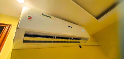 Palanda nebo palandy na pokoji v ubytování Armaflex Hotel Lira