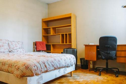 - une chambre avec un lit, un bureau et une chaise dans l'établissement Appartement sain et paisible à Lyon, à Lyon