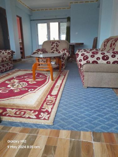LalitpurにあるGodamchaur Villaのリビングルーム(ソファ、テーブル付)