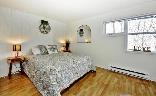 um quarto com uma cama e uma janela em 51 Chemin de la Corniche em Stoneham