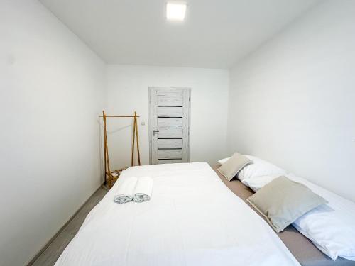 een slaapkamer met een bed met een bril erop bij Simcity IV I Business & Style in Banská Bystrica