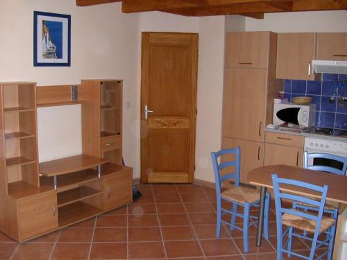 une cuisine avec des armoires en bois et une table et des chaises dans l'établissement Studio Festival 2, à Avignon