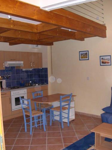 une cuisine avec une table et des chaises dans une cuisine dans l'établissement Studio Festival 2, à Avignon