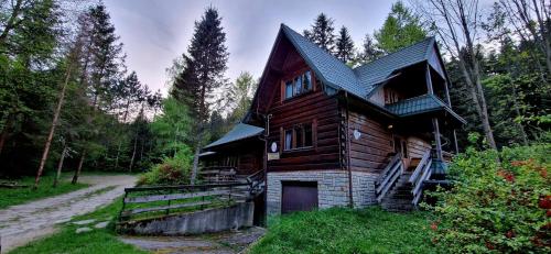 ein Holzhaus mitten im Wald in der Unterkunft Leśniczówka Przysietnica in Przysietnica