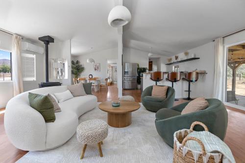 Χώρος καθιστικού στο Wind Desert Spirit Pioneertown