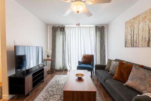 Televisyen dan/atau pusat hiburan di Comfortable spacious house with parking