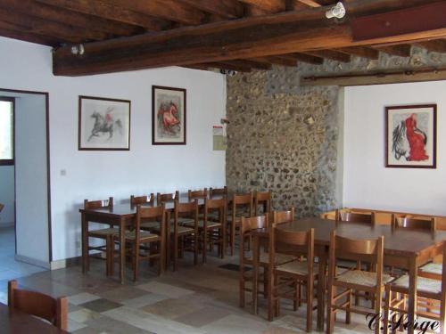 une salle à manger avec une longue table et des chaises dans l'établissement Gîte de groupe, à Dixmont