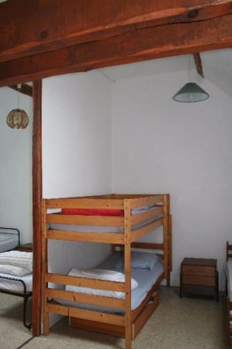 Cette chambre dispose de lits superposés et d'une échelle. dans l'établissement Gîte de groupe, à Dixmont