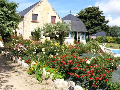 a garden in front of a house with flowers at Le Chêne in Névez