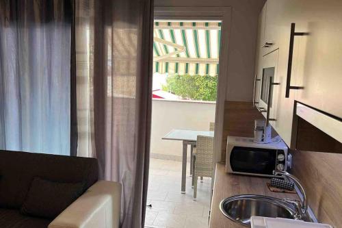 Kuchyň nebo kuchyňský kout v ubytování Apartman Gajac near Zrce