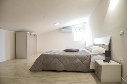 een slaapkamer met een bed in een witte kamer bij RESIDENCE CIMINO emozioni mediterranee in Scanzano