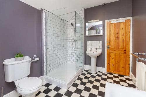een badkamer met een toilet, een douche en een wastafel bij Three Bedroom Apartment - Contractors & Groups welcome in Northampton by Centro Stays - Free WiFi & Parking in Northampton