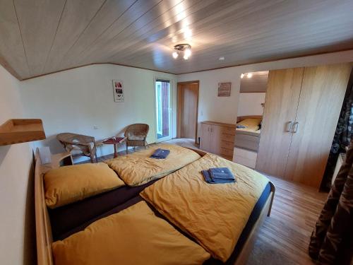 una camera da letto con due letti in una stanza di Ferienwohnung Dürmentingen a Dürmentingen