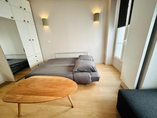 une chambre avec deux lits et un parquet dans l'établissement Enghien - New studio fully furnished, à Paris