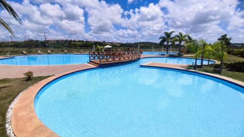 une grande piscine d'eau bleue dans l'établissement Village Novo Barra do Jacuípe, à Camaçari