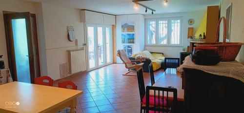 ein Wohnzimmer mit einem Sofa und einem Tisch in der Unterkunft CountryHome - Casale 32 - Intera Villa in Moscufo