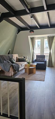 Il Mulino House B في لِسِه: غرفة معيشة مع كنبتين وطاولة