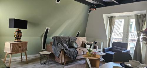 Il Mulino House B في لِسِه: غرفة معيشة مع أريكة وكرسي