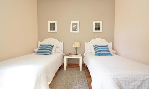 Apartamento con parking en San Vicente في او غروف: سريرين بيض في غرفة مع طاولة