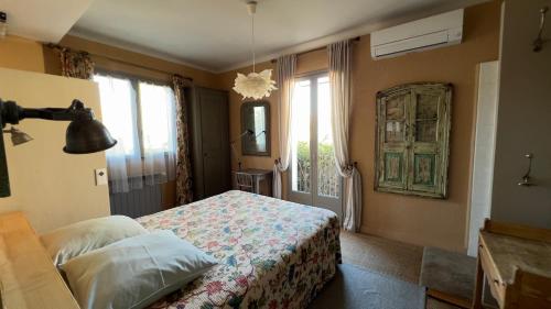 ソレードにあるcasa-tena-Sorèdeのベッドルーム1室(ベッド1台、大きな窓付)