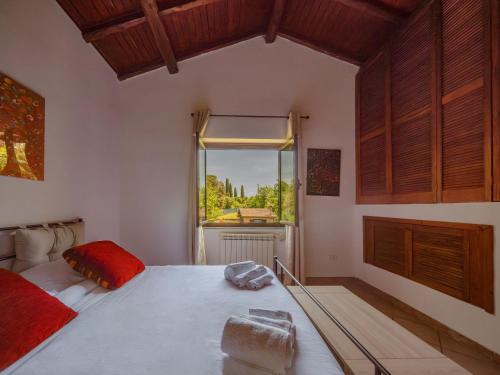Un dormitorio con una cama grande y una ventana. en il lago, en Bracciano