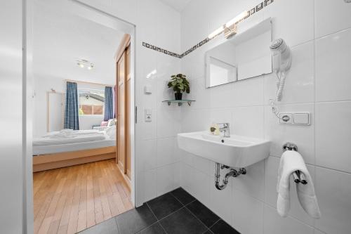 カプルーンにあるApartment Tauernblick Top3 by Four Seasons Apartmentsの白いバスルーム(シンク、バスタブ付)