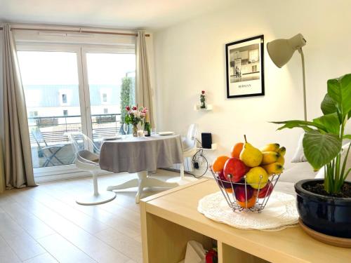 a living room with a table with a bowl of fruit at Studio Ligne 7 : Vision d'avenir in Le Kremlin-Bicêtre