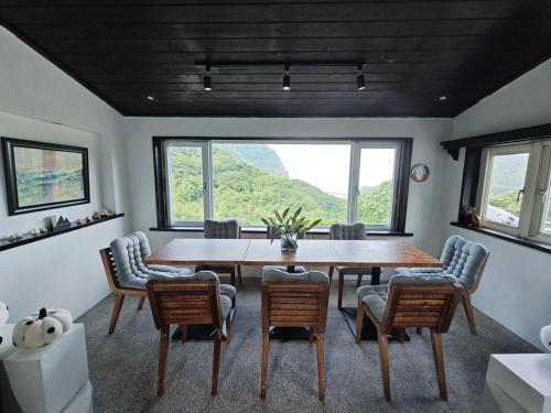 a dining room with a table and chairs at 金石新月光 Gold Stone Crescent Moon Light in Jiufen