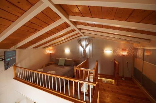 - une chambre avec un lit dans une pièce dotée de plafonds en bois dans l'établissement Λειτουργικό σπίτι σε κεντρική τοποθεσία, à Kalymnos