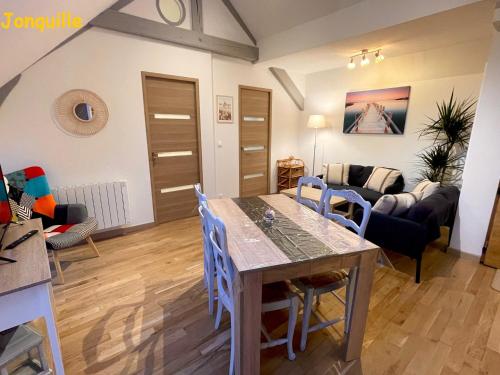 a kitchen and living room with a table and chairs at Le Chêne in Névez