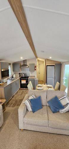 a living room with a couch and a kitchen at Cosy Holiday home, Thorness Bay in Porchfield