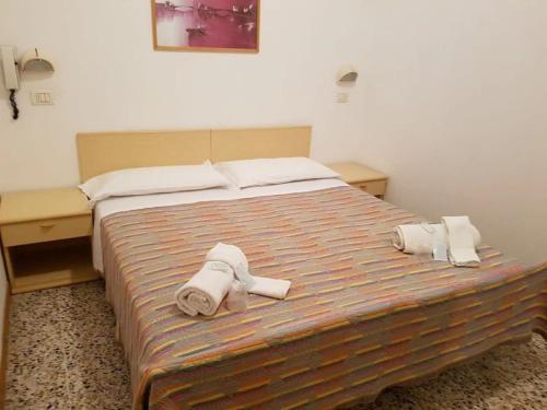 A bed or beds in a room at HOTEL PICCARI Nuova gestione