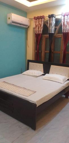 a bed sitting in a room with at Shyama Sadan in Ayodhya