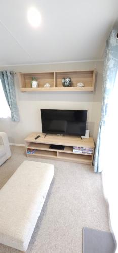 a living room with a flat screen tv at Cosy Holiday home, Thorness Bay in Porchfield