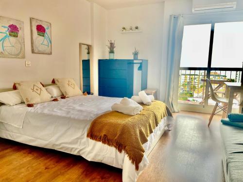 sypialnia z dużym łóżkiem z niebieskim zagłówkiem w obiekcie LUXURY SUITES MINERVA beach w mieście Benalmádena