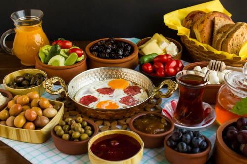 una mesa con desayuno de huevos, fruta y pan en Holistic Balance, 