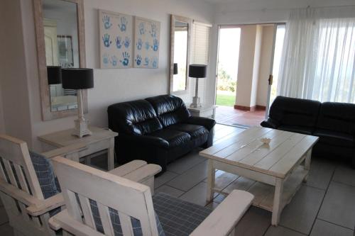 sala de estar con sofá y mesa en Laguna La Crete 4 en Margate