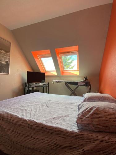 una camera con un letto e due finestre di Kathy Room a Bénouville