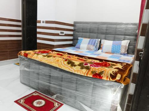 uma cama grande num quarto com em Shanti Kunj Yatri Niwas em Ayodhya