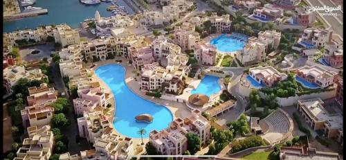 Romantic chalet between swimming pools and close to the seashore for families only